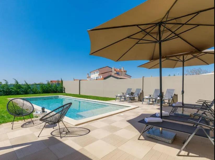Villa Edi-Heated Pool & E-Bike Šišan エクステリア 写真